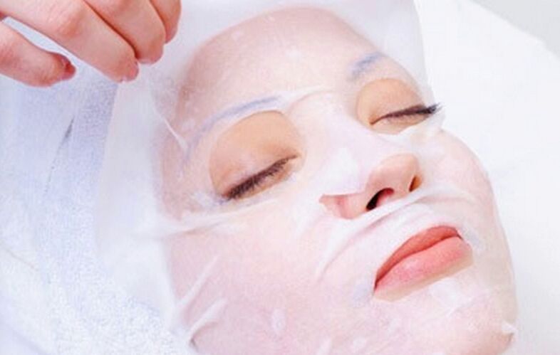 Compress for cleaning the skin