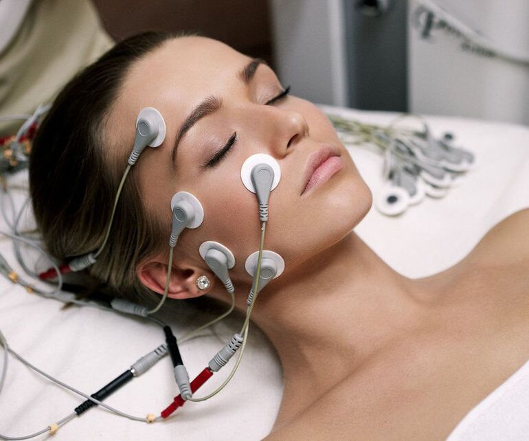 Myostimulation for the skin around the eyes
