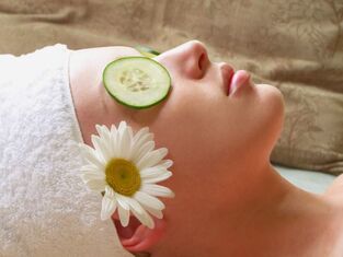 Cucumber circles act as an emergency aid for the skin around the eyes